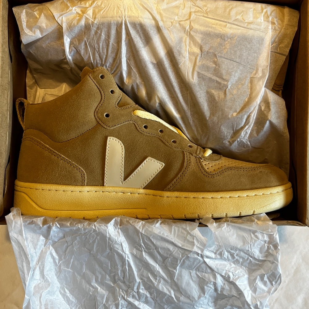 Veja Men's Suede Dune New with box Size 9/9.5